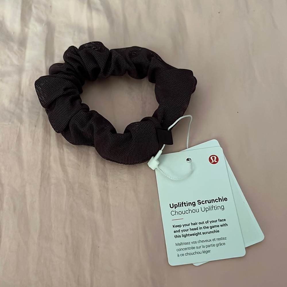 🍋 NWT RARE Lululemon Uplifting Scrunchie  (Dark Purple)